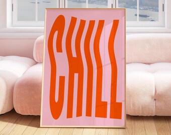 Puede incluir: Una impresión enmarcada en rosa con la palabra "CHILL" en letras naranjas con un diseño ondulado. La impresión está sentada en un sofá rosa en una habitación con una ventana.