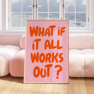 Könnte beinhalten: Rosa-oranger Motivationsposter mit dem Text "What if it all works out?" in einer fetten, verspielten Schrift.