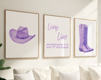Könnte beinhalten: Drei gerahmte Drucke mit einem lila Cowboyhut, einem Paar lila Cowboy Stiefeln und dem Text "Long Live Cowgirls" in lila.