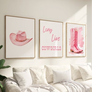 Impression de chapeau de cow-girl rose pastel, lot de 3, impression de cow-girl côtière, peinture western rose, décoration de dortoir preppy, affiche de bottes de cow-girl à la mode