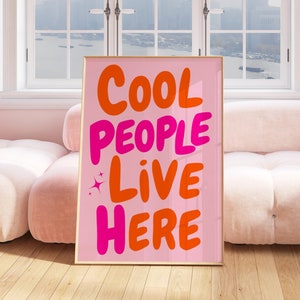 Impresión "Gente genial vive aquí", decoración imprimible en rosa y naranja para el hogar, decoración de dormitorio, arte de pared con cita divertida, póster vintage, arte de pared de los años 70, impresión preppy