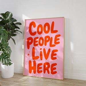 Impresión Cool People Live Here, decoración del hogar imprimible en color rosa y naranja, decoración de dormitorio, arte de pared con cita divertida, póster vintage, arte de pared de los años 70, impresión preppy