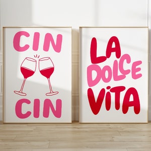 Dolce Vita プリント、Cin Cin 印刷可能なウォールアート、2 個セット、レトロ ワイン ポスター、バー カート ウォールアート、ピンク レッド デコレーション、イタリアン トレンディな引用ウォールアート