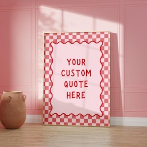 Può includere: Un poster incorniciato con il testo "YOUR CUSTOM QUOTE HERE" in rosso. Il poster ha uno sfondo rosa con un bordo a scacchi rosso e bianco. Un grande vaso marrone si trova a sinistra del poster.