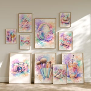 Puede incluir: Una colección de láminas artísticas de acuarela con temas de belleza y estilo de vida. Las láminas incluyen una cámara, auriculares, brochas de maquillaje, zapatos, una bebida y otros elementos, todo en una paleta de colores pastel.