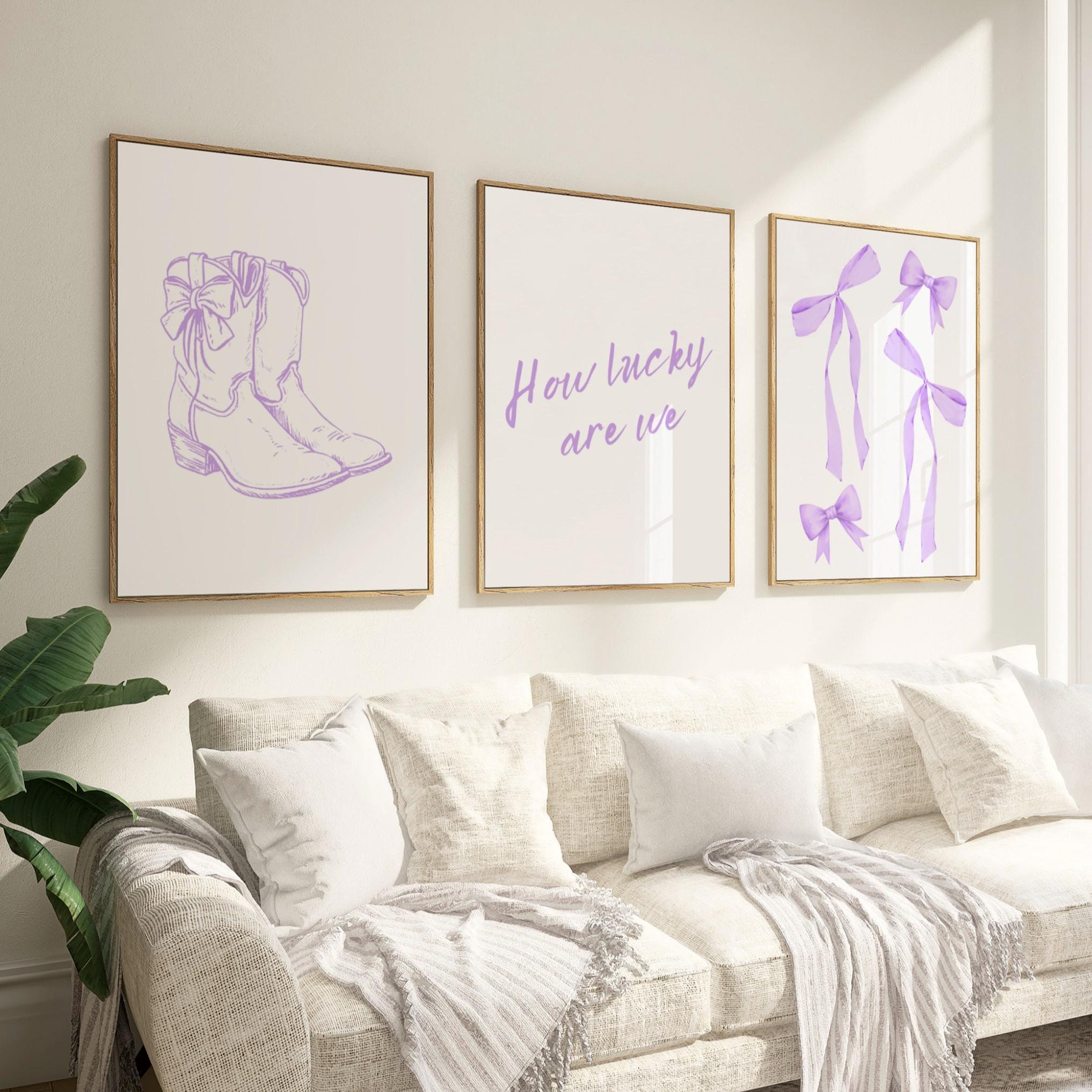 How Lucky Are We Wandkunst, Küsten Cowgirl Stiefel Druck, Lila Girly Western Poster, Trendy Coquette Wohnheim Dekor Set von 3, Digital Download