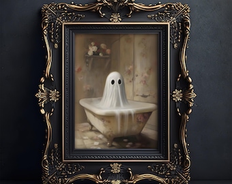 Könnte beinhalten: Gerahmtes Kunstwerk mit einem Geist in einer Badewanne. Der Geist ist in ein weißes Laken mit schwarzen Augenlöchern gehüllt. Der verzierte schwarz-goldene Rahmen umgibt das Bild des Geistes in einem Badezimmer im Vintage-Stil.