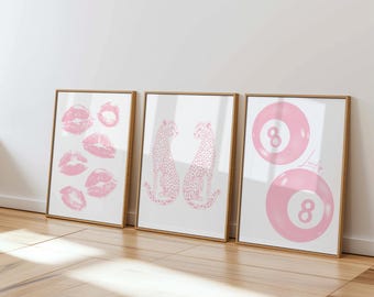 Juego de 3 piezas de arte de pared rosa claro, con estampados de besos, bolas de la suerte 8 y guepardos, decoración de dormitorio imprimible moderna y estética de apartamento universitario femenino.