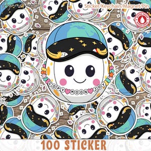 Puede incluir: Una colección de pegatinas con un personaje de luna sonriente que lleva una gorra azul y negra con estrellas. La luna tiene mejillas rosadas y un collar que dice "COPY MOON JOY". Las pegatinas están sobre un fondo de madera, con el texto "100 STICKER" en la parte inferior.