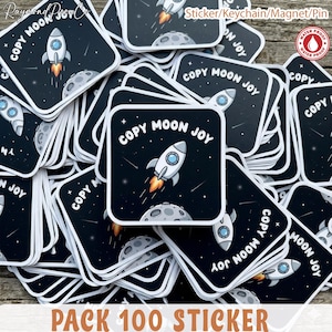 Puede incluir: Pegatinas cuadradas con temática espacial. Cada pegatina presenta un cohete blanco con llamas naranjas, el texto "COPY MOON JOY", una luna y estrellas sobre un fondo negro. Las pegatinas son resistentes al agua.