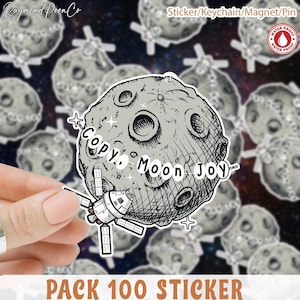 Pode incluir: Um autocolante cinzento com uma ilustração detalhada da lua com crateras e uma nave espacial. O texto "Copy. Moon Joy" está escrito na lua. O autocolante é à prova de água e faz parte de um pacote de 100.