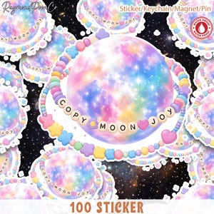 Pode incluir: Uma coleção de autocolantes coloridos com um design de planeta pastel e o texto "COPY MOON JOY" num colar de contas. Os autocolantes são à prova de água e estão sobre um fundo estrelado. O texto "100 STICKER" está na parte inferior.