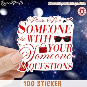 Puede incluir: Adhesivo blanco con texto rojo "Please Bore Someone Else With Your Questions". Presenta ilustraciones de lápiz labial, gafas de sol, bolso y tacones altos. El adhesivo es resistente al agua e incluye el texto "100 Sticker".