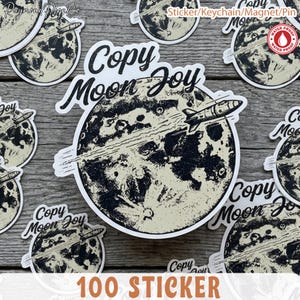 Pode incluir: Uma coleção de autocolantes com um design de estilo vintage. Cada autocolante apresenta uma ilustração a preto e branco de um foguete a voar ao lado de uma lua, com as palavras "Copy Moon Joy". Os autocolantes são resistentes à água e o texto "100 STICKER" é visível.