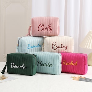 Puede incluir: Un juego de tres tazas de cerámica con un acabado mate moteado. Las tazas son de color crema, gris claro y gris oscuro. Cada taza tiene un diseño simple y minimalista.