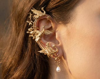 Pendiente de oreja con grulla dorada y perla colgante – Diseño botánico Art Nouveau