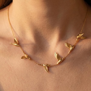 Collar de pájaro volador, gargantilla de golondrina dorada, cadena de bandada de pájaros para la clavícula, joyería inspirada en la naturaleza, collar escultórico poético