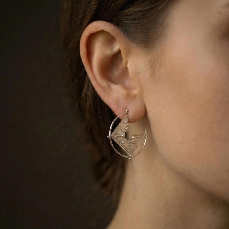 Pendientes de aro geométricos de plata mate • Pendientes de botón con escudo cuadrado tribal • Joyería brutalista imagen 1