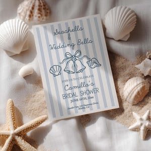 Peut inclure: Une invitation à une fête prénuptiale avec des rayures bleues et blanches, représentant des coquillages et des cloches de mariage. L'invitation comprend le texte "Rejoignez-nous pour célébrer la Bridal Shower de Camilla" et la date. Des coquillages et des étoiles de mer entourent l'invitation.