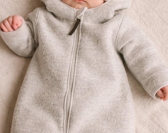 Walkoverall aus Schurwolle | gefütterter Kapuze aus Biobaumwolle | Klappbündchen | Label Leder | Baby | Leo | creme