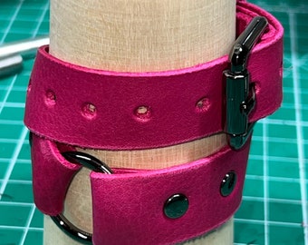 Pulsera de bondage con esposas de cuero discretas