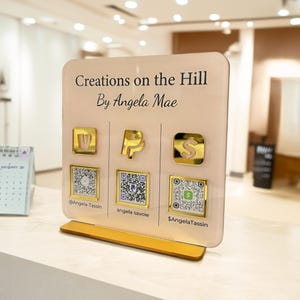 以下が含まれることがあります： 斑点のあるマット仕上げのセラミックマグカップ3個セット。マグカップはクリーム色、ライトグレー、ダークグレーの色合いです。各マグカップはシンプルでミニマリストなデザインで、丸みを帯びたハンドルが付いています。コーヒーまたはお茶用です。