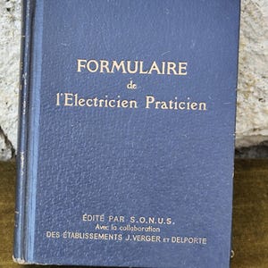 Könnte beinhalten: Ein blaues, ledergebundenes Buch mit dem Titel "Formulaire de l'Electricien Praticien" in goldener Schrift. Das Buch wurde von S.O.N.U.S. in Zusammenarbeit mit J. Verger und Delporte herausgegeben.