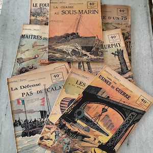 Könnte beinhalten: Eine Sammlung von Vintage-Comics aus Frankreich mit farbenfrohen Covern. Titel sind u.a. "La Chasse au Sous-Marin" und "La Défense du Pas de Cala". Die Cover zeigen Illustrationen von Kriegsschiffen, Flugzeugen und militärischen Szenen, mit dem Preis von 40.