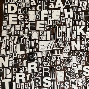 Conjunto de 300 recortes de letras Ransom en blanco y negro para revistas, para proyectos de scrapbooking o diarios basura.