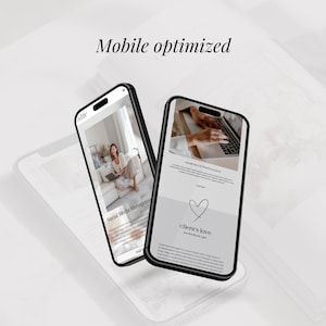 以下が含まれることがあります： 2 つの黒いスマートフォン。1 つはラップトップを使用している人、もう 1 つはソファに座っている人を示しています。テキスト「Mobile optimized」が画像の上部にあります。Web サイトのデザインには、ハートのグラフィックとテキスト「client's love」が使用されています。