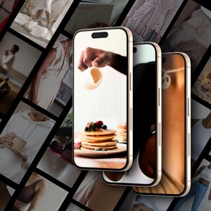 Może przedstawiać: Trzy złote iPhone'y z r&oacute;żnymi obrazami na ekranie. Pierwszy telefon pokazuje rękę wlewającą syrop na stos naleśnik&oacute;w z jagodami. Drugi telefon pokazuje zbliżenie twarzy osoby. Trzeci telefon pokazuje zbliżenie ramienia osoby z bransoletką z zawieszką w kształcie znaku pokoju.