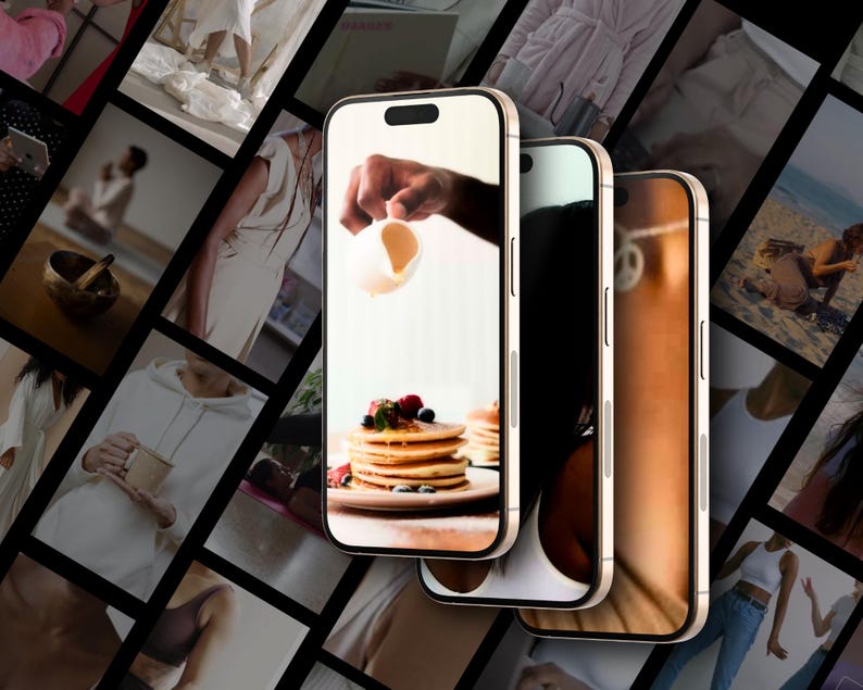 Może przedstawiać: Trzy złote iPhone'y z r&oacute;żnymi obrazami na ekranie. Pierwszy telefon pokazuje rękę wlewającą syrop na stos naleśnik&oacute;w z jagodami. Drugi telefon pokazuje zbliżenie twarzy osoby. Trzeci telefon pokazuje zbliżenie ramienia osoby z bransoletką z zawieszką w kształcie znaku pokoju.