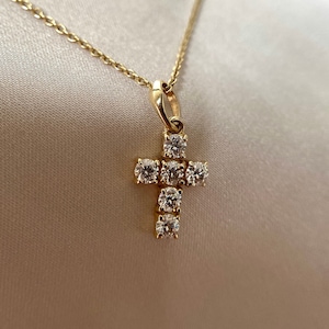 Pendentif croix en moissanite en or massif 14 carats 8 x 16 mm, pendentif en or sainte croix fait main pour femme, cadeau pour elle, pendentif en or minimal