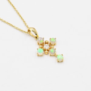 Pendentif croix moissanite et opale Welo éthiopienne naturelle en or massif 14 carats 11 x 22 mm, pendentif en or sainte croix fait main pour femme, cadeau pour elle