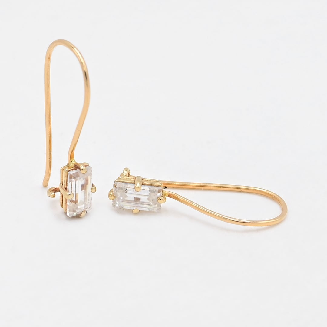 Orecchino pendente in oro massiccio 14k con moissanite