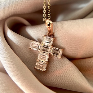 Pendentif croix moissanite en or massif 14 carats 12 x 19 mm, pendentif croix sainte croix en or pour femme, cadeau pour elle, pendentif croix en or design minimaliste