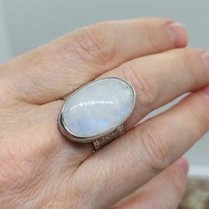 Maansteenring Massief zilveren ring Unisex gehamerde ring Handgemaakte ring Gesmede sieraden Gratis verzending Zilveren sieraden Cadeau voor haar Cadeau voor moeder