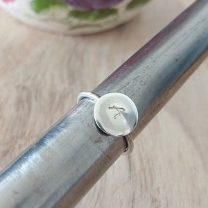 Anillo de plata personalizado con letra, delicado anillo con inicial personalizada, joyería pequeña personalizable con alfabeto.