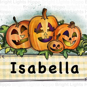 Op de afbeelding: Een aquarel-illustratie van drie jack-o'-lantern pompoenen met glimlachende gezichten. De pompoenen zijn omringd door groene bladeren en wijnstokken. De naam "Isabella" is geschreven in zwarte letters op een gele en witte geruite achtergrond.
