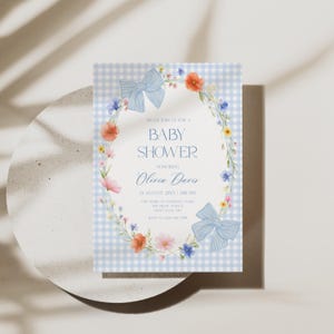 Blau karierte Babypartyeinladung, bearbeitbare Blaue Schleife Wildblumen Babypartyeinladungsvorlage, Preppy Gingham Babypartyeinladung BS71