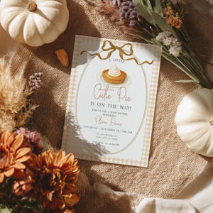 A Little Cutie Pie is onderweg Babyshower uitnodiging, bewerkbaar genderneutraal herfst pompoen Sweet As Pie babyshower uitnodiging sjabloon BS13