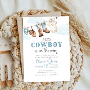Un piccolo invito per baby shower da cowboy, invito per baby shower in stile Wild West Country, modello di invito per baby shower con stivali da cowboy modificabili Blue Rodeo BS75