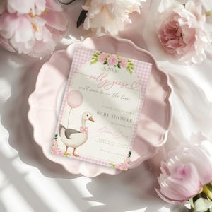 Invitation baby shower Silly Goose, modèle de toile d&#39;invitation de baby shower modifiable Little Silly Goose, baby shower floral printemps vichy BS142