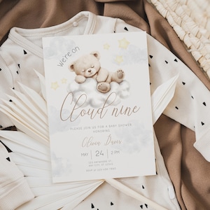 Zaproszenie na baby shower „Jesteśmy w siódmym niebie”, neutralne pod względem płci, brązowy, śpiący miś na siódmym niebie, edytowalne zaproszenie na baby shower, styl boho baby BS65