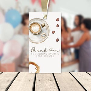 Etichetta di ringraziamento per baby shower "A Baby Is Brewing", modello di etichetta per baby shower con chicchi di caffè modificabile, etichetta di favore per bambina e bambino con caffè neutro BS58