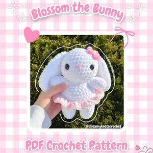 Könnte beinhalten: Ein weißer Häkelhase mit einer rosa Schleife und einem rosa Tutu. Der Hase hat schwarze Augen und eine rosa Nase. Der Text "Blossom the Bunny" und "PDF Crochet Pattern" ist im Bild zu sehen.