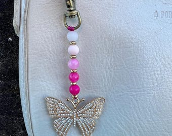 Arte con bolso de cuentas y mariposa brillante