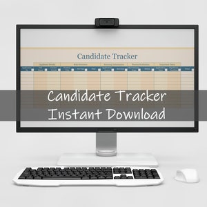 Könnte beinhalten: Ein Computermonitor zeigt eine Tabellenkalkulation mit dem Titel "Candidate Tracker" mit Spalten für Bewerberdetails, Rollenübersicht, Screening-Informationen, Leistungsbewertung und Interviewstatus. Der Text "Candidate Tracker Instant Download" wird unter der Tabellenkalkulation angezeigt.