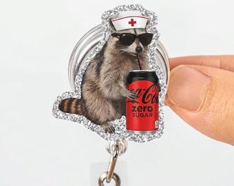 Portatarjetas retráctil de Coca-Cola Light con diseño de mapache, clip acrílico, para amantes de los refrescos.