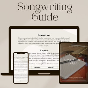 Könnte beinhalten: Ein digitaler Songwriting-Leitfaden, der auf einem Laptop, Tablet und Smartphone angezeigt wird. Der Leitfaden trägt den Titel "Songwriting Guide" und enthält Abschnitte über Brainstorming und Reime. Das Tablet zeigt das Cover des Leitfadens mit der Aufschrift "Write Better Lyrics".